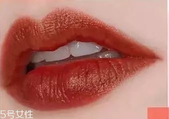 �����ʺ�ʲô��ɫ�ں죿������ɫ���԰�